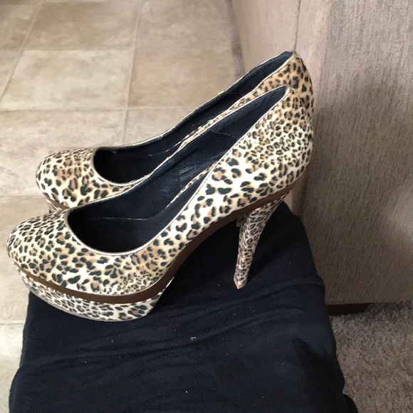 LEOPARD STILETTOS - Picture 3 of 6